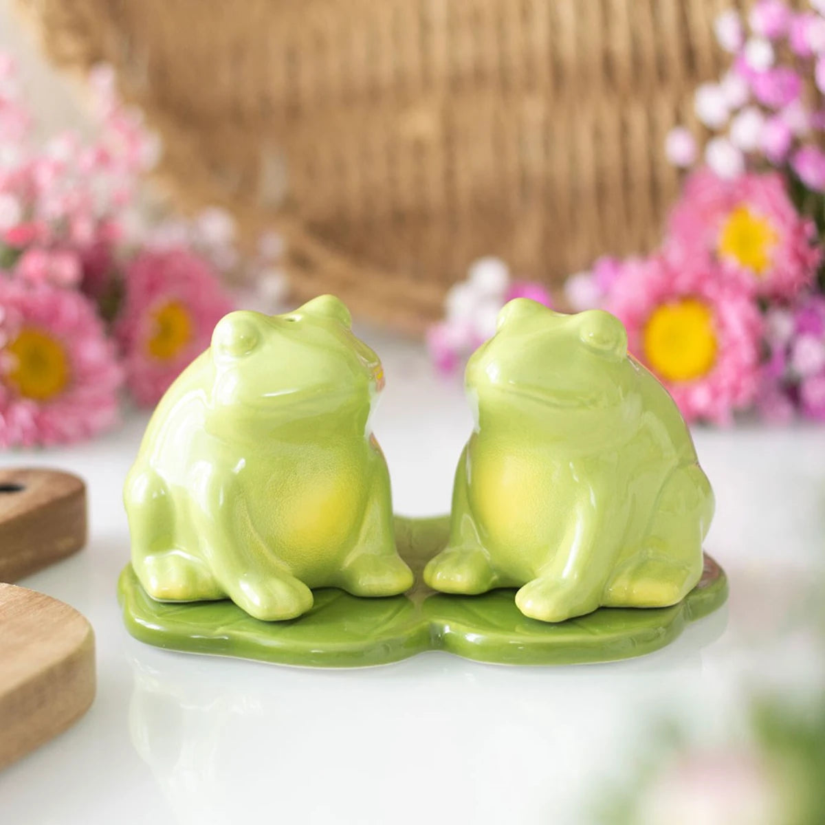 Luna Frog Shakers Ceramic Salt and Pepper Gothic Set Decor